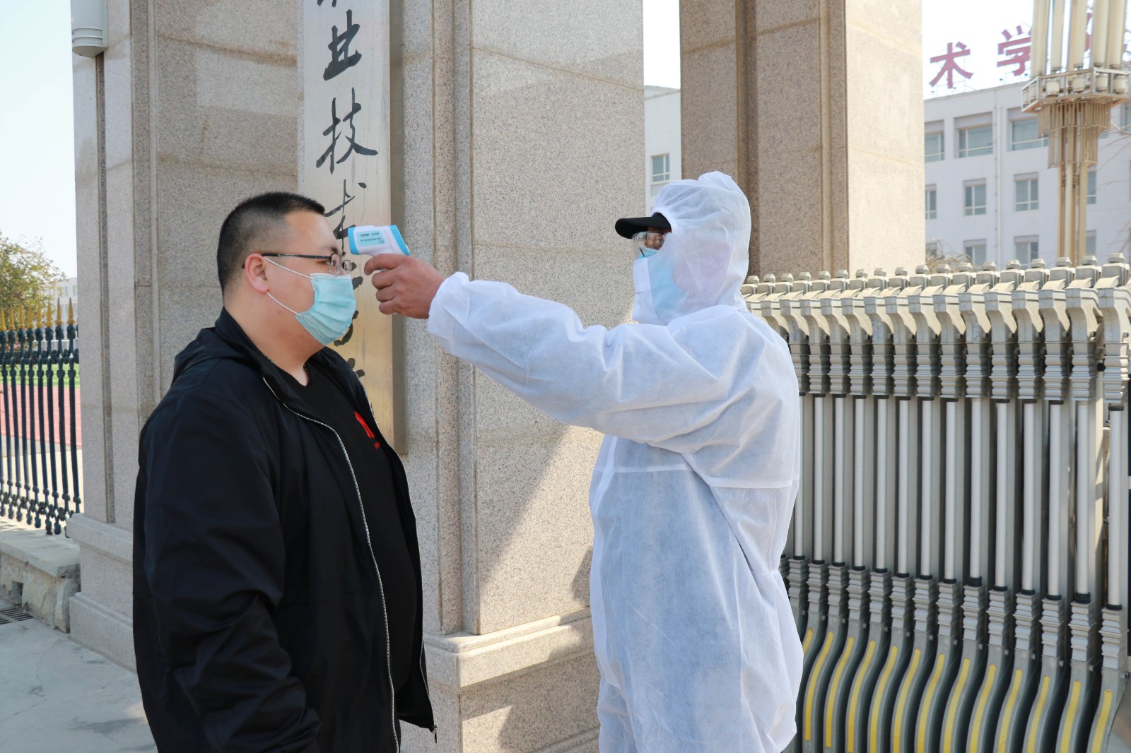 校门口测体温 校门口测体温
